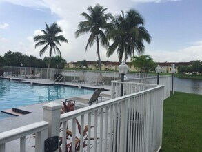 437 Vista Isles Dr in Plantation, FL - Building Photo - Building Photo
