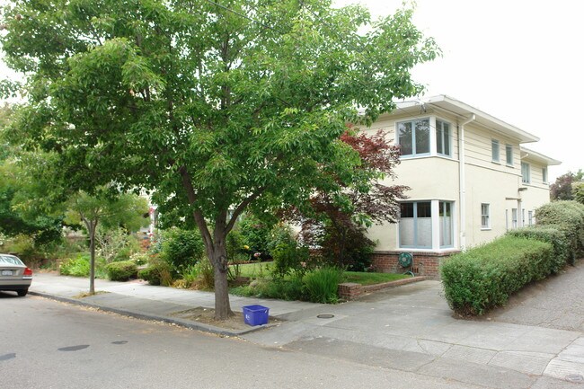 2411-2425 Russell St in Berkeley, CA - Foto de edificio - Building Photo