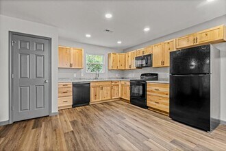 221 N Park Ave in Aurora, MO - Building Photo - Building Photo