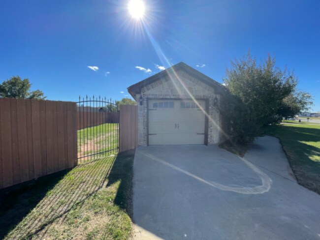 604 Hilltop Dr in Springtown, TX - Foto de edificio - Building Photo