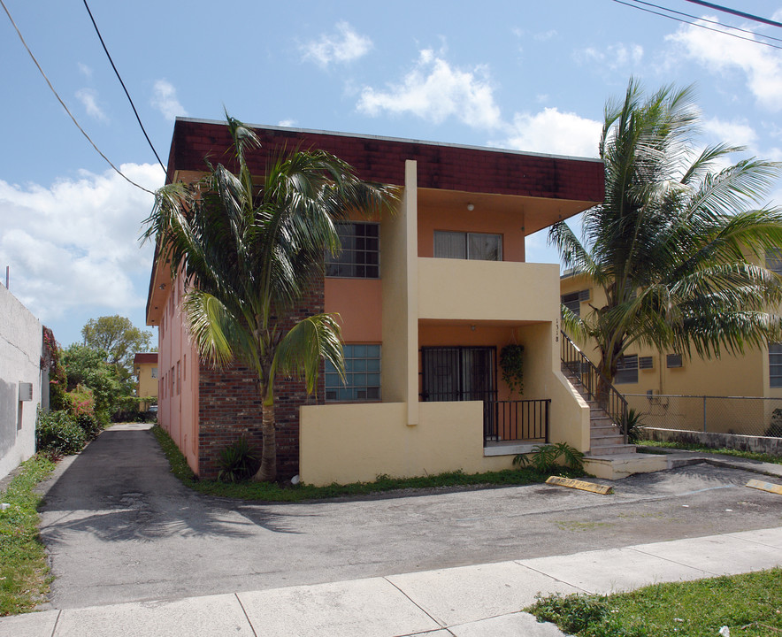 1318 SW 2nd St in Miami, FL - Foto de edificio