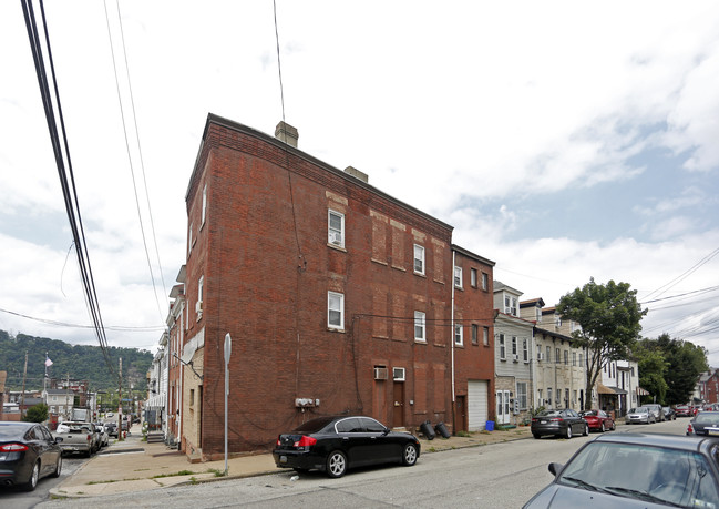 1726 Noble St in Pittsburgh, PA - Building Photo - Building Photo