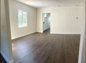 7015 De Celis Pl in Van Nuys, CA - Foto de edificio - Building Photo