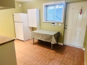 3935 Southwood St in Burnaby, BC - Building Photo - Building Photo