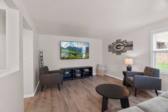 property at 2596 Parkwood Dr