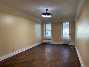 12 Hamilton Pl in Garden City, NY - Building Photo - Building Photo