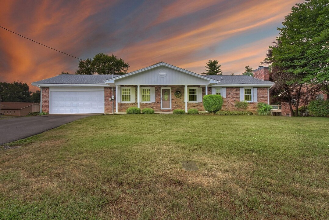 2106 Knob Creek Rd in Johnson City, TN - Building Photo