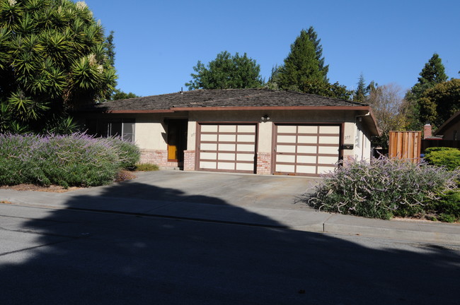 275-277 Andsbury Ave in Mountain View, CA - Foto de edificio - Building Photo