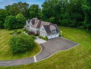 125 Nod Hill Rd in Wilton, CT - Foto de edificio - Building Photo