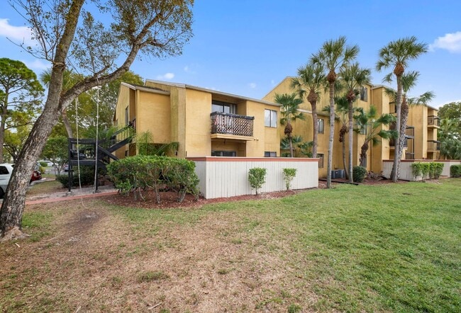 2905 Winkler Ave in Ft. Myers, FL - Foto de edificio - Building Photo