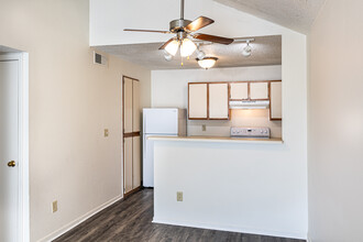 Williamsburg Square in Independence, MO - Building Photo - Interior Photo