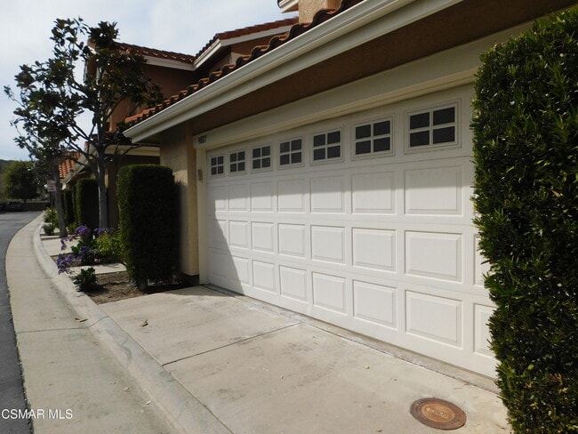 4887 Santo Dr in Oak Park, CA - Building Photo - Building Photo
