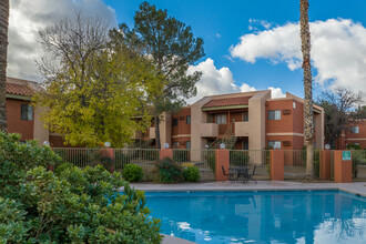 The Missions at Sentinel Peak in Tucson, AZ - Foto de edificio - Building Photo