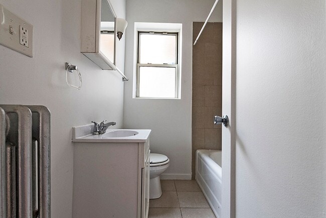 222 E 109th St Chicago, IL 60628 in Chicago, IL - Foto de edificio - Building Photo