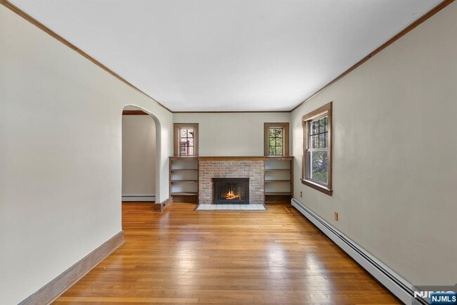 34 Harding Rd in Glen Rock, NJ - Foto de edificio - Building Photo