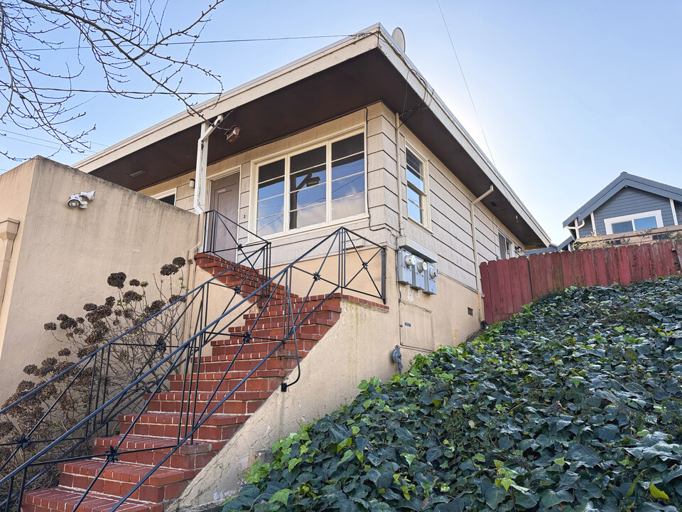 1683 San Benito St in Richmond, CA - Building Photo