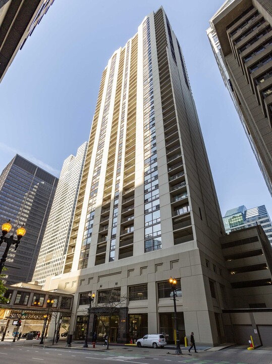 200 N Dearborn St in Chicago, IL - Building Photo