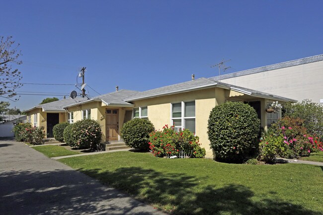 415-419 S Main St in Burbank, CA - Foto de edificio - Building Photo