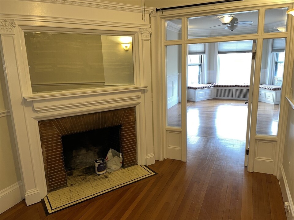 35 Bay State Rd, Unit 1R in Boston, MA - Building Photo