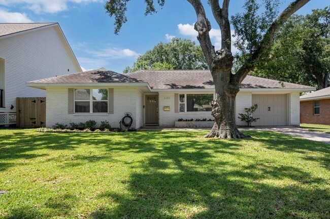 property at 2107 Hewitt Dr