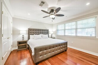 9712 Long Branch Ln in Houston, TX - Foto de edificio - Building Photo