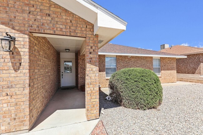 Beautiful well-built home located in Mission Hills in Alamogordo, NM - Building Photo - Building Photo