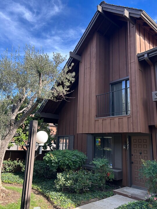 1327 Westmont Dr in San Pedro, CA - Foto de edificio