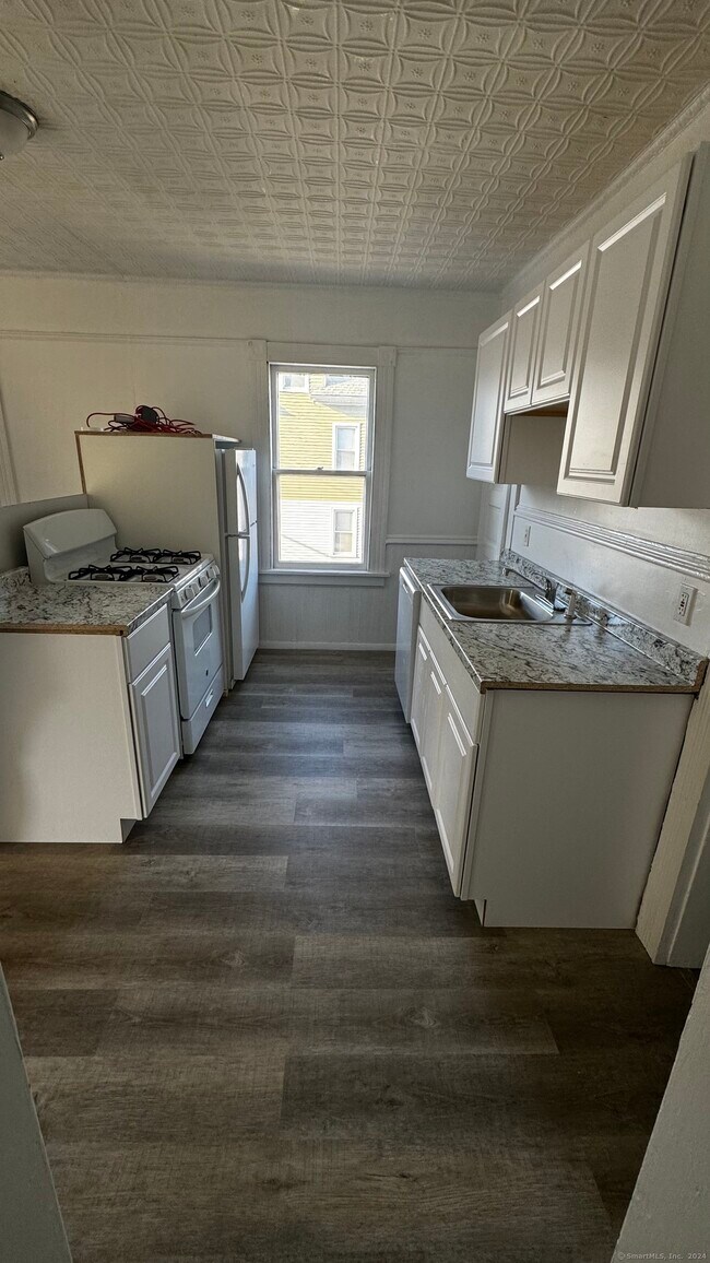 174 Brentwood Ave in Fairfield, CT - Foto de edificio - Building Photo