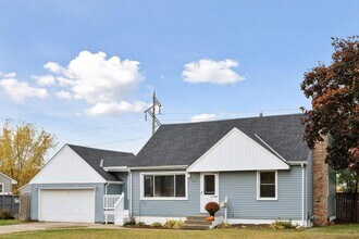 5060 Hughes Ave NE in Fridley, MN - Foto de edificio - Building Photo