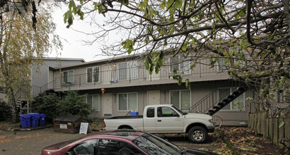 Milwaukie Apartments in Portland, OR - Building Photo - Building Photo