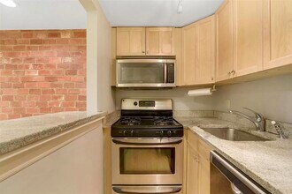 319 Barrow St in Jersey City, NJ - Building Photo - Building Photo