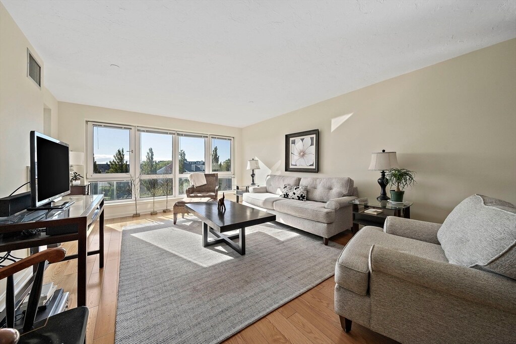 2001 Marina Dr in Quincy, MA - Building Photo