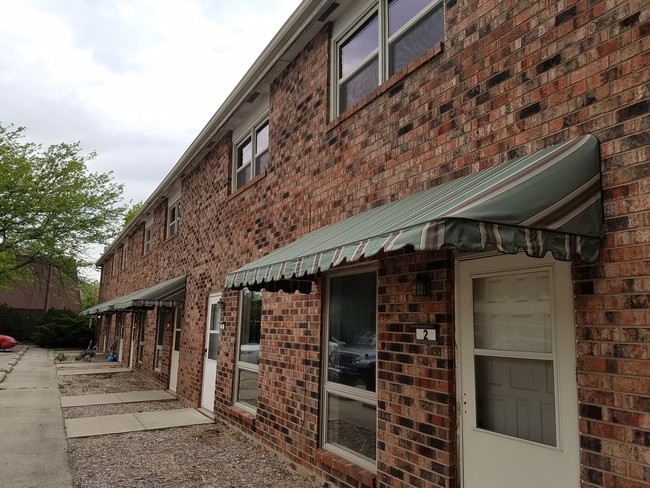 2104 E Empire St in Bloomington, IL - Foto de edificio - Building Photo