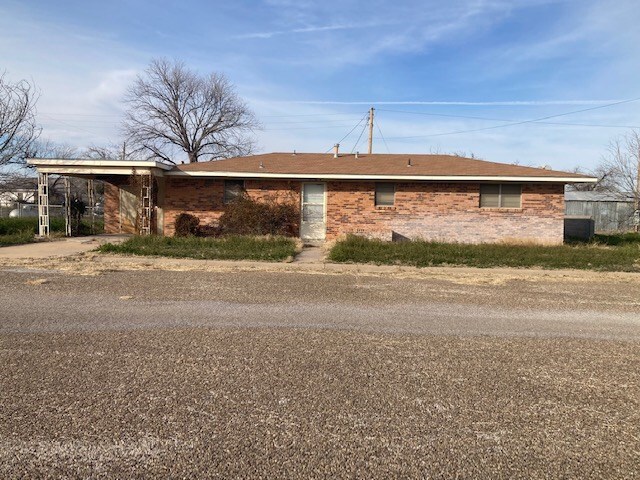 226 Main st in Sheffield, TX - Building Photo