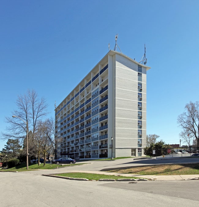 Roanoke Apartments in Toronto, ON - Building Photo - Building Photo