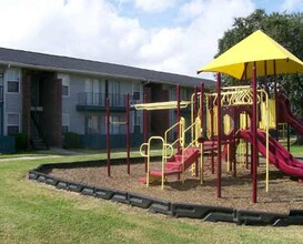 Lapalco Court in Harvey, LA - Foto de edificio - Building Photo