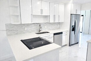 9723 N New River Canal Rd in Plantation, FL - Building Photo