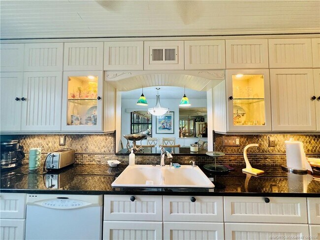 10044 S Ocean Dr in Jensen Beach, FL - Building Photo - Building Photo