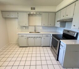 813 S Meadow Ln in Mustang, OK - Building Photo - Building Photo