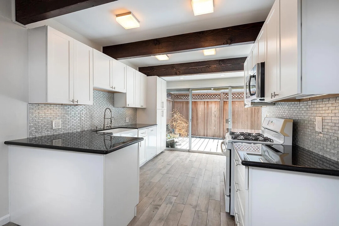 4040 Grand View Blvd, Unit 15 in Los Angeles, CA - Building Photo