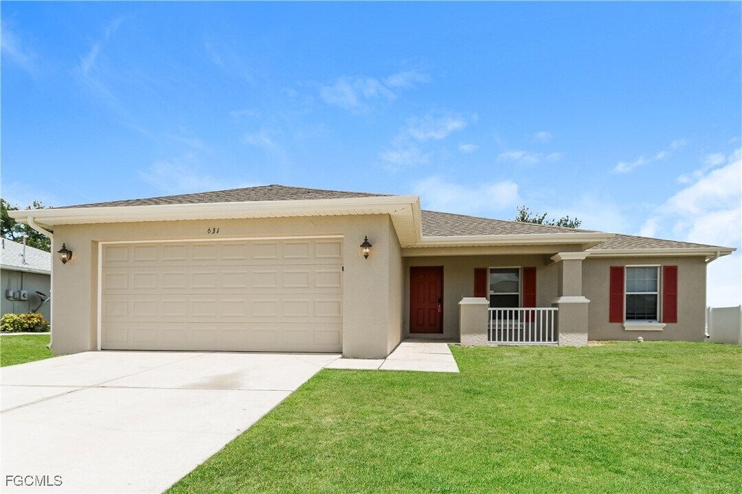 631 NE 1st Pl in Cape Coral, FL - Building Photo