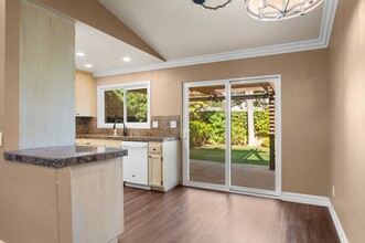 5059 Via Calderon in Camarillo, CA - Foto de edificio - Building Photo