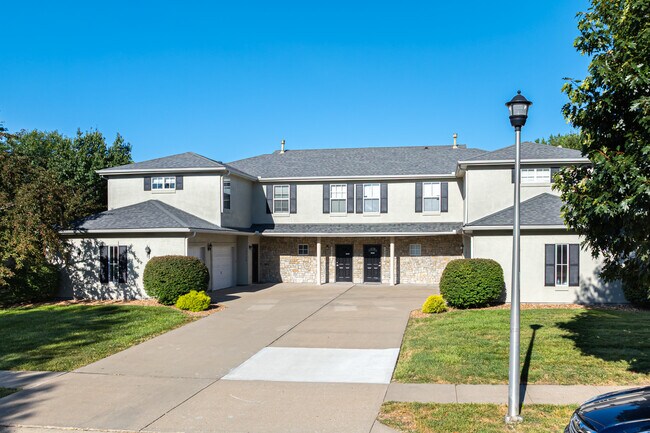 PineCrest Townhomes in Olathe, KS - Building Photo - Building Photo