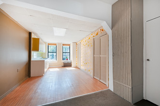 13 Denton Pl in Brooklyn, NY - Building Photo - Interior Photo