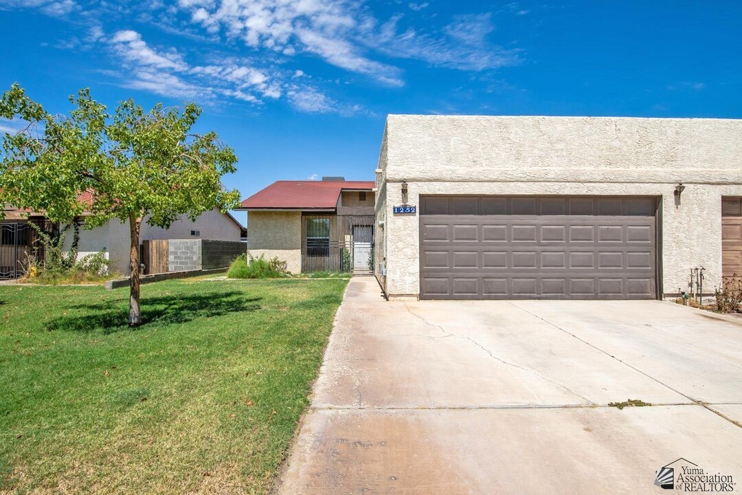 1252 S Sunset Dr in Yuma, AZ - Building Photo