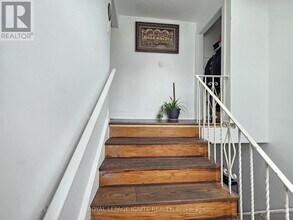 208 Plunkett Rd in Toronto, ON - Building Photo - Building Photo