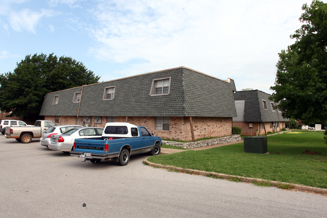 University Village Apartments in Edmond, OK - Building Photo