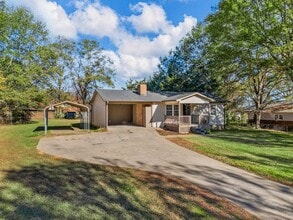 322 Burnett Rd in Inman, SC - Building Photo - Building Photo
