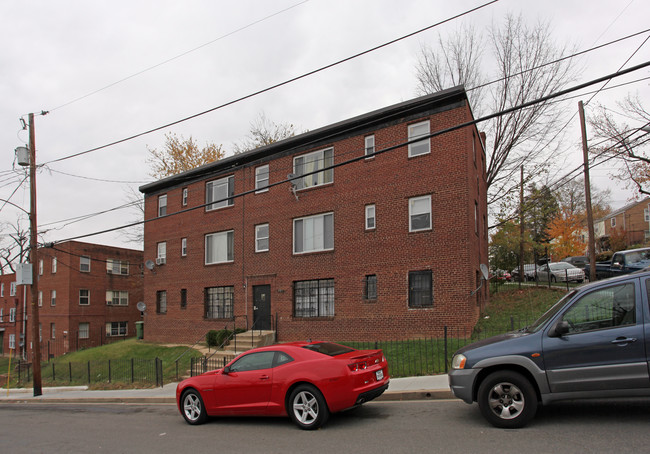 921 52nd St NE in Washington, DC - Foto de edificio - Building Photo