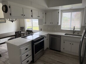 3724 Garnsey Ln in Bakersfield, CA - Foto de edificio - Building Photo